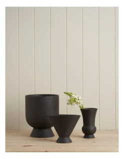 Florist Corner Scallop Vase Black -Robert Gordon 866602630 3 720x928